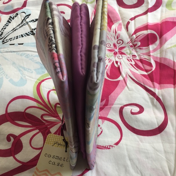 Beautiful Cosmetic Case🦋 - Picture 3 of 3